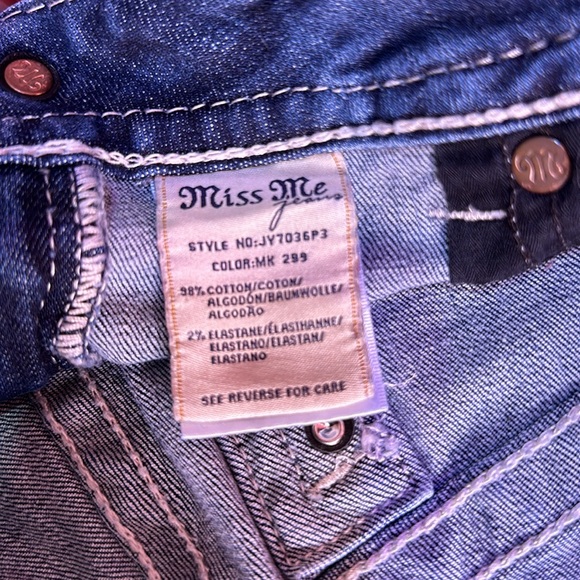 Ladies Miss Me Signature Cuffed Capri - Picture 4 of 7